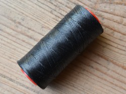 Bobine fil tressé poissé noir polyester pour couture cuir main Cuirenstock