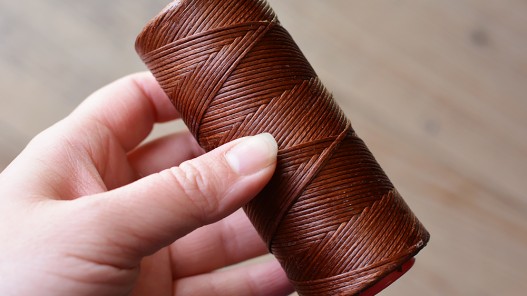 Fil ciré marron polyester 1mm coudre le cuir sellier matériel Cuir en Stock