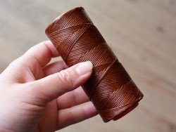 Fil ciré marron polyester 1mm coudre le cuir sellier matériel Cuir en Stock