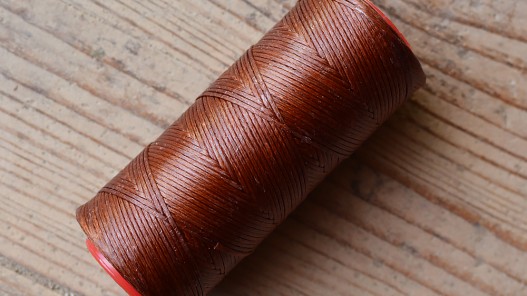 Bobine fil polyester brun tressé et poissé coudre le cuir outils Cuirenstock