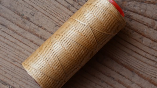 Bobine fil polyester écru tressé et poissé couture du cuir sellier Cuirenstock