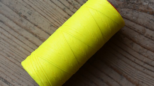Bobine fil poissé polyester jaune fluo couture cuir main Cuirenstock