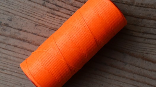 Bobine fil polyester 1mm tressé et poissé orange fluo couture cuir main Cuirenstock