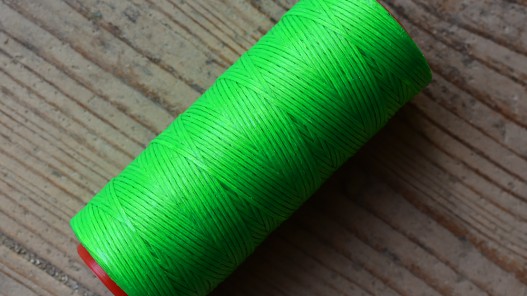 Bobine de fil polyester tressé poissé Noir x150m - Cuir en Stock