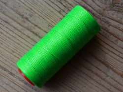 Bobine fil polyester tressé et poissé vert fluo couture du cuir à la main Cuirenstock