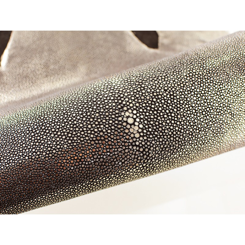 Grande peau de cuir de poisson galuchat gros grain poli or Cuir en Stock Grande peau de cuir de poisson galuchat gros grain poli or Cuir en Stock