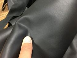 chutes de cuir de veau noir mat maroquinerie cuirenstock