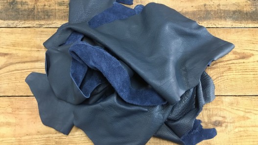 chutes de cuir de vache bleu orage maroquinerie ameublement cuir en stock