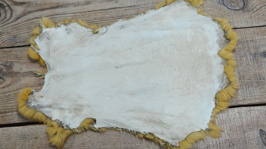 Peau de lapin en poil jaune moutarde - Maroquinerie et accessoires - Cuir en Stock