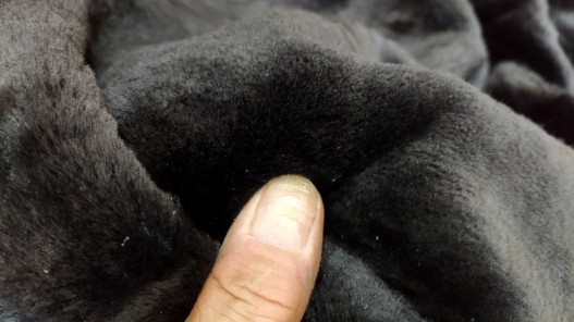 Aperçu peau de mouton lainé noir maroquinerie et accessoires - Cuir en Stock