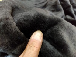 Aperçu peau de mouton lainé noir maroquinerie et accessoires - Cuir en Stock