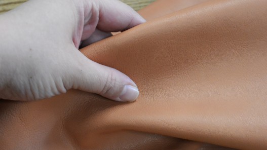 Détails cuir de chèvre beige camel pour maroquinerie - Cuir en Stock