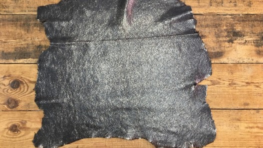 Peau de cuir de chèvre noir craquelé métallisé maroquinerie cuir en stock