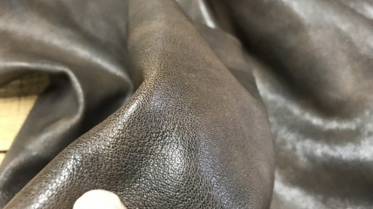 Détail cuir nuance antique brun chèvre maroquinerie Cuir en stock