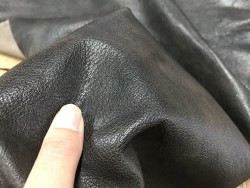 Détail cuir vintage antique gris choco nuancé Cuir en stock