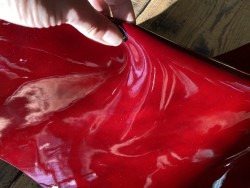 Morceau de cuir découpé a l'atelier rectangulaire rouge profond vernis Cuir en stock