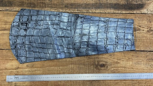 Morceau de cuir vachette impression crocodile vieil argent Cuir en stock