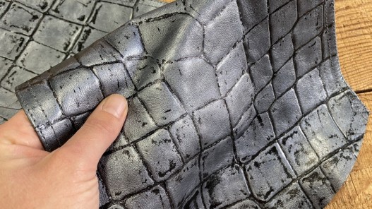 Détail cuir vachette grain crocodile vieil argent cuir en stock