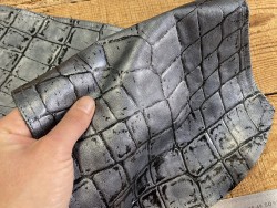 Détail cuir vachette grain crocodile vieil argent cuir en stock