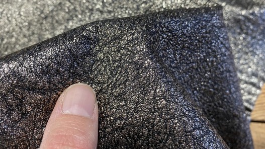Détail cuir de chèvre métallisé pailleté noir platine maroquinerie Cuirenstock