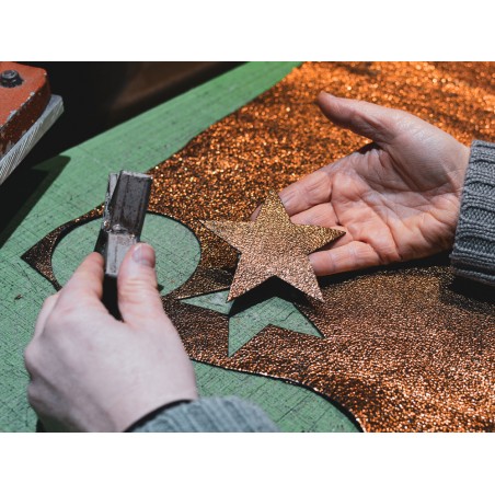 Découpe morceau de cuir à la presse - Atelier Cuir en Stock