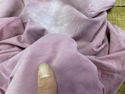 Détail peau de chèvre velours vieux rose pale Cuir en stock