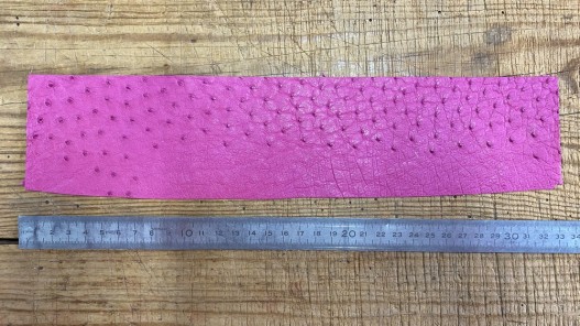 Morceau de cuir rectangulaire autruche bijou accessoire rose Cuir en stock