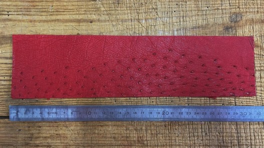 Morceau de cuir rectangulaire autruche rouge Cuir en stock