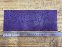 Morceau de cuir d'autruche rectangulaire violet avec picots bracelet bijou accessoire luxe Cuir en stock