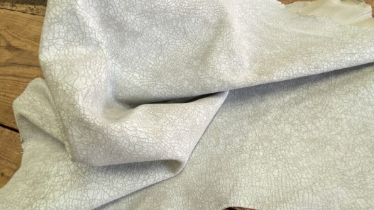 Souplesse du cuir de chèvre effet craquelé blanc mat maroquinerie cuirenstock
