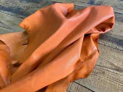 Souplesse d'une peau de cuir de mouton nappa métis orange maroquinerie luxe Cuirenstock