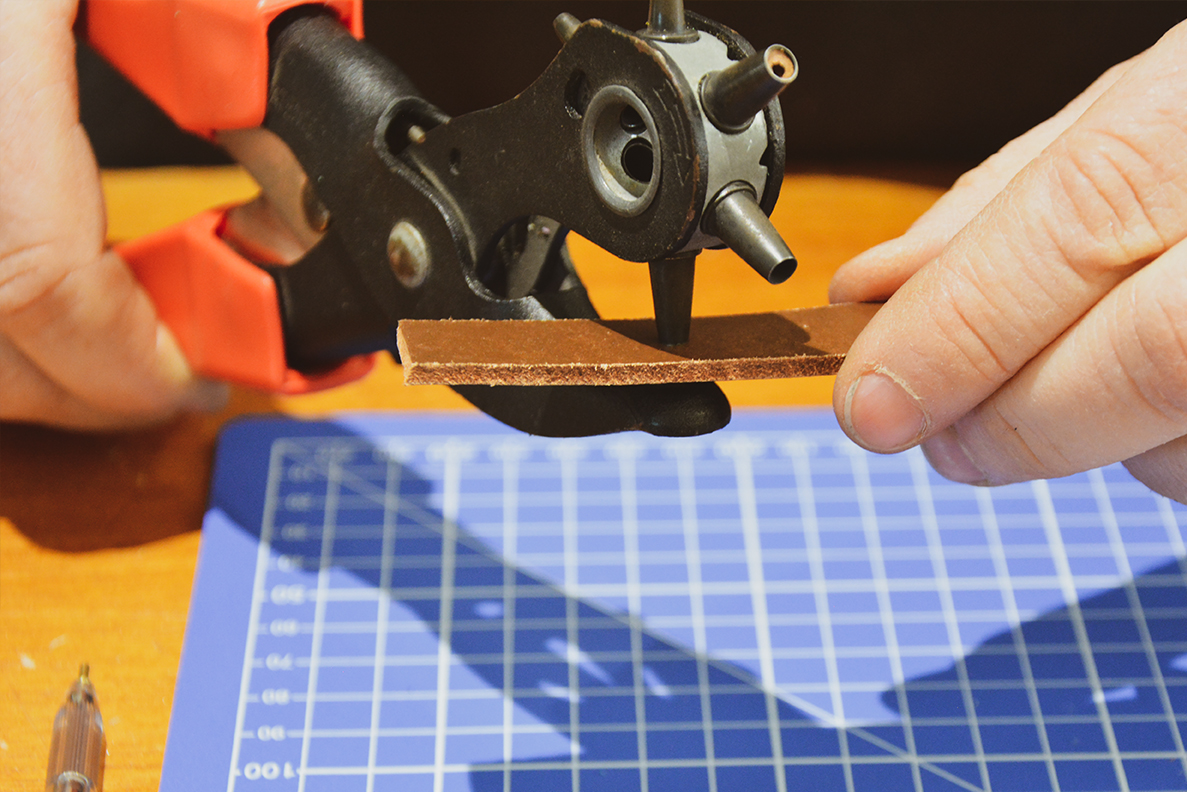 Comment percer le cuir et faire des trous avec une pince révolver - Cuir en Stock