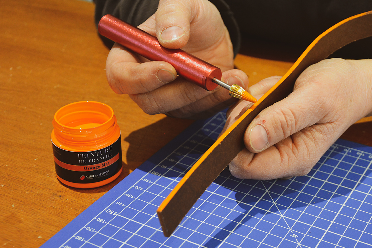 Appliquer de la teinture de tranche sur le cuir pour les finitions - Cuir en Stock