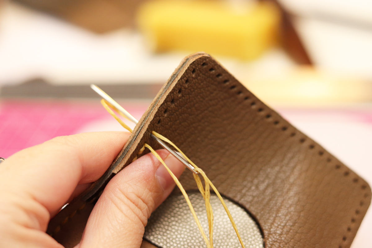 Porte-cartes cuir sur-mesure fabrication artisanale à la main !