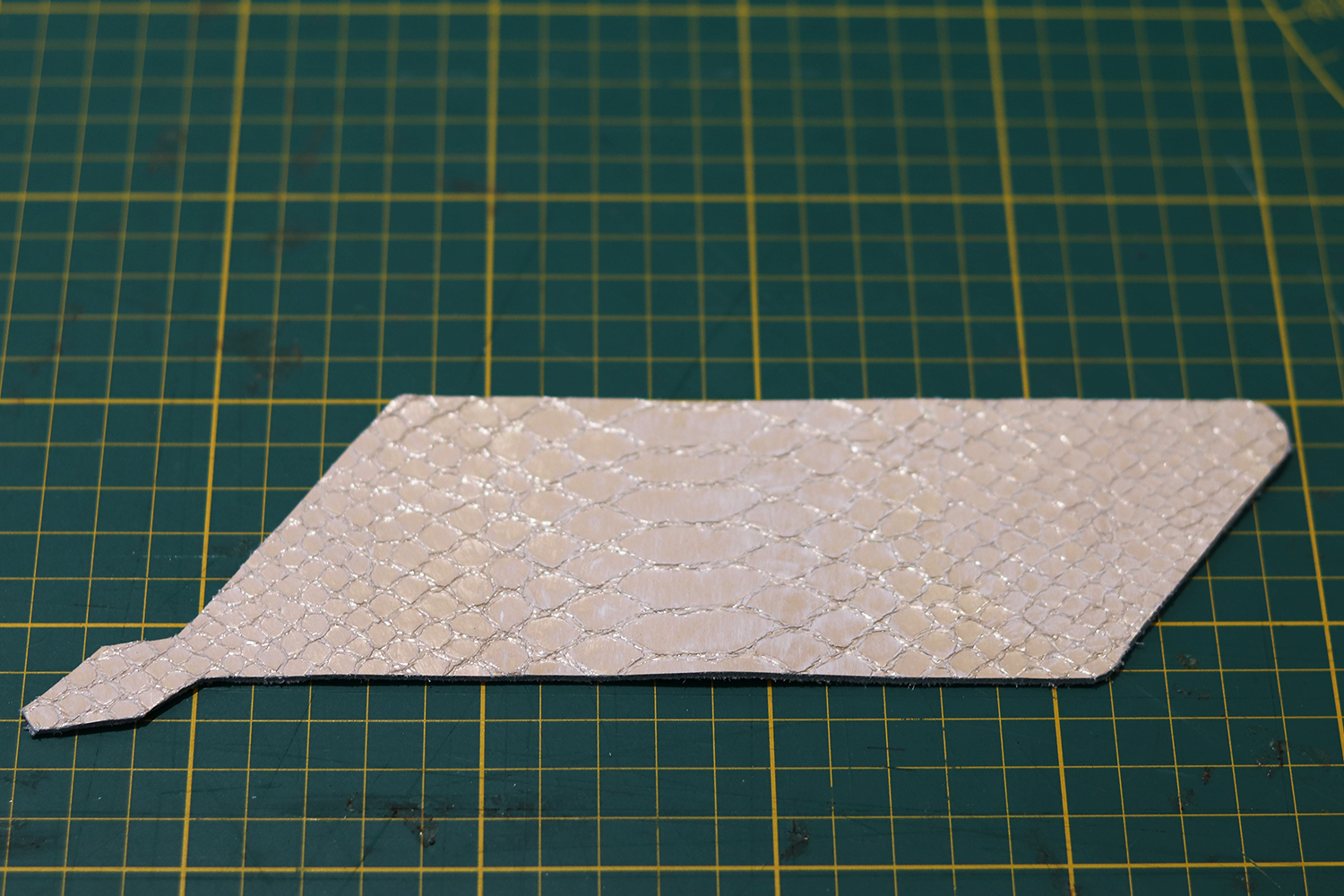 tuto DIY comment fabriquer un porte-monnaie triangle en cuir