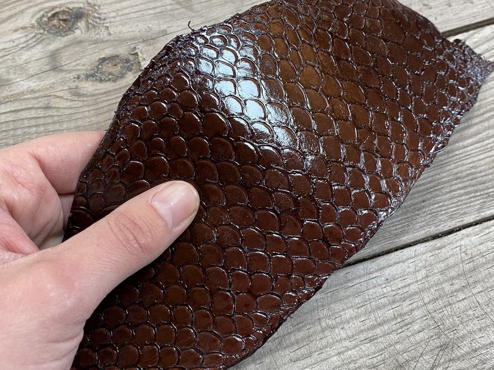 Peau de cuir de poisson tilapia marron glossy Cuir en Stock