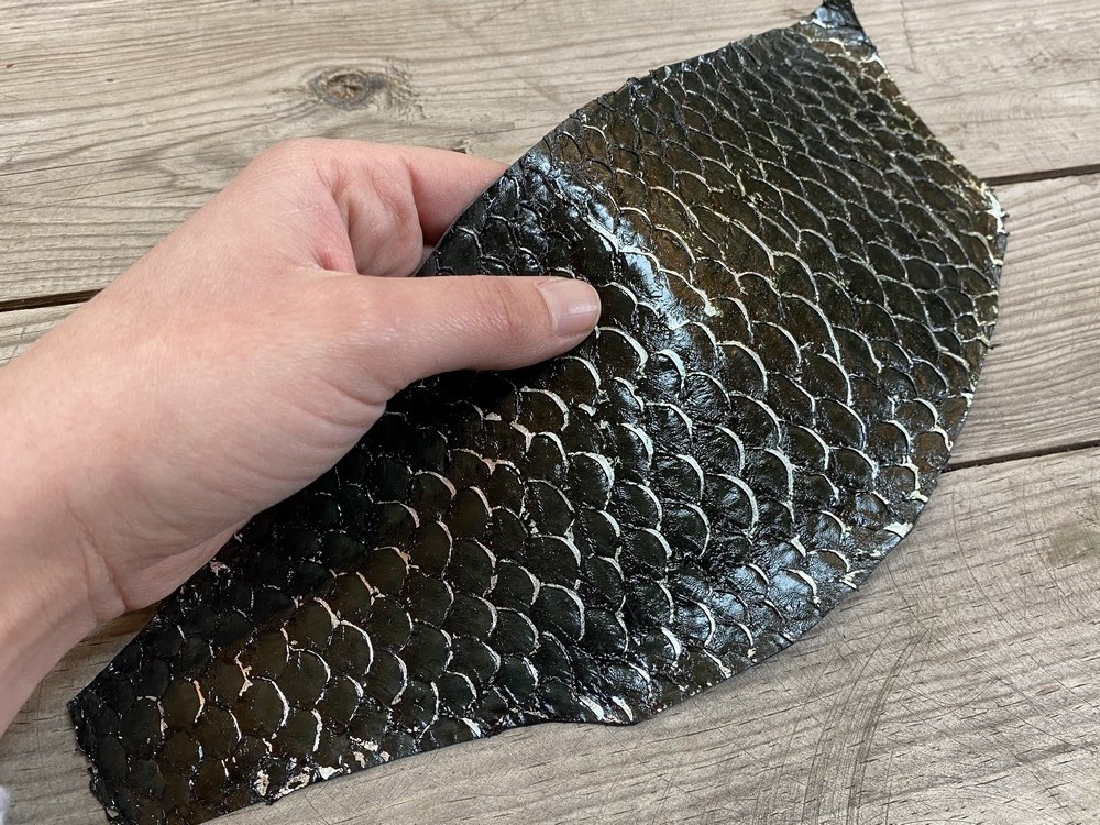 Peau de cuir de poisson tilapia argenté vert forêt glossy
