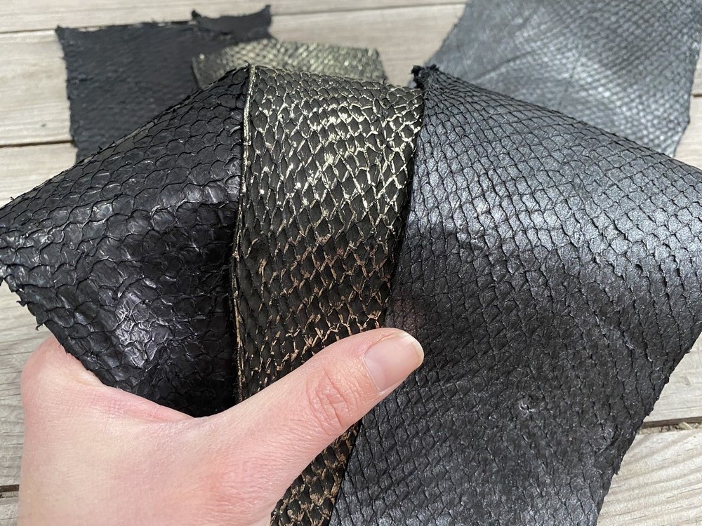 Lot de peaux de cuir de poisson saumon camaïeu de noir gris Cuir en  stock