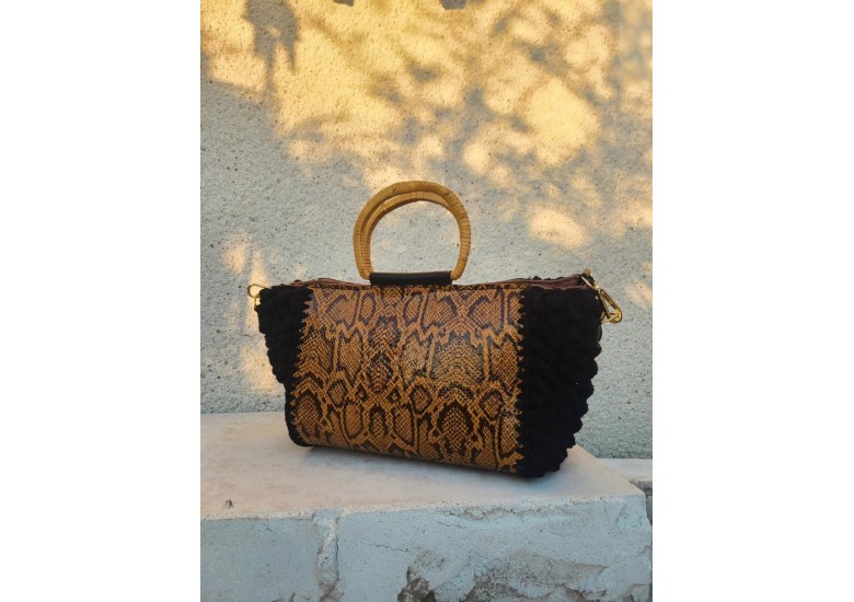 Créa client : Claire réalise un sac d’été en cuir façon serpent et crochet