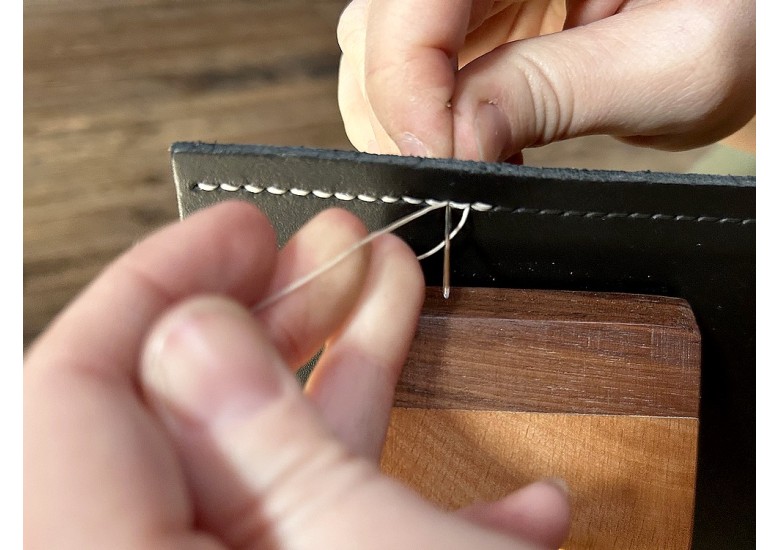 Comment coudre le cuir à la main : guide complet (couture sellier & couture simplifiée)