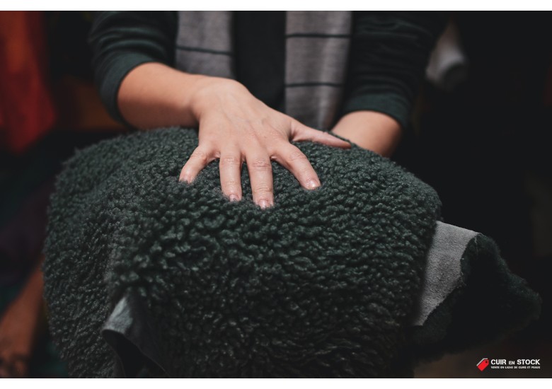 Peaux lainées : mouton ou agneau, cuir retourné, laine lisse ou frisée – Tout savoir